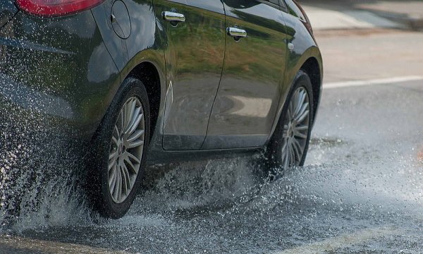 Conduire en toute sécurité par temps de pluie