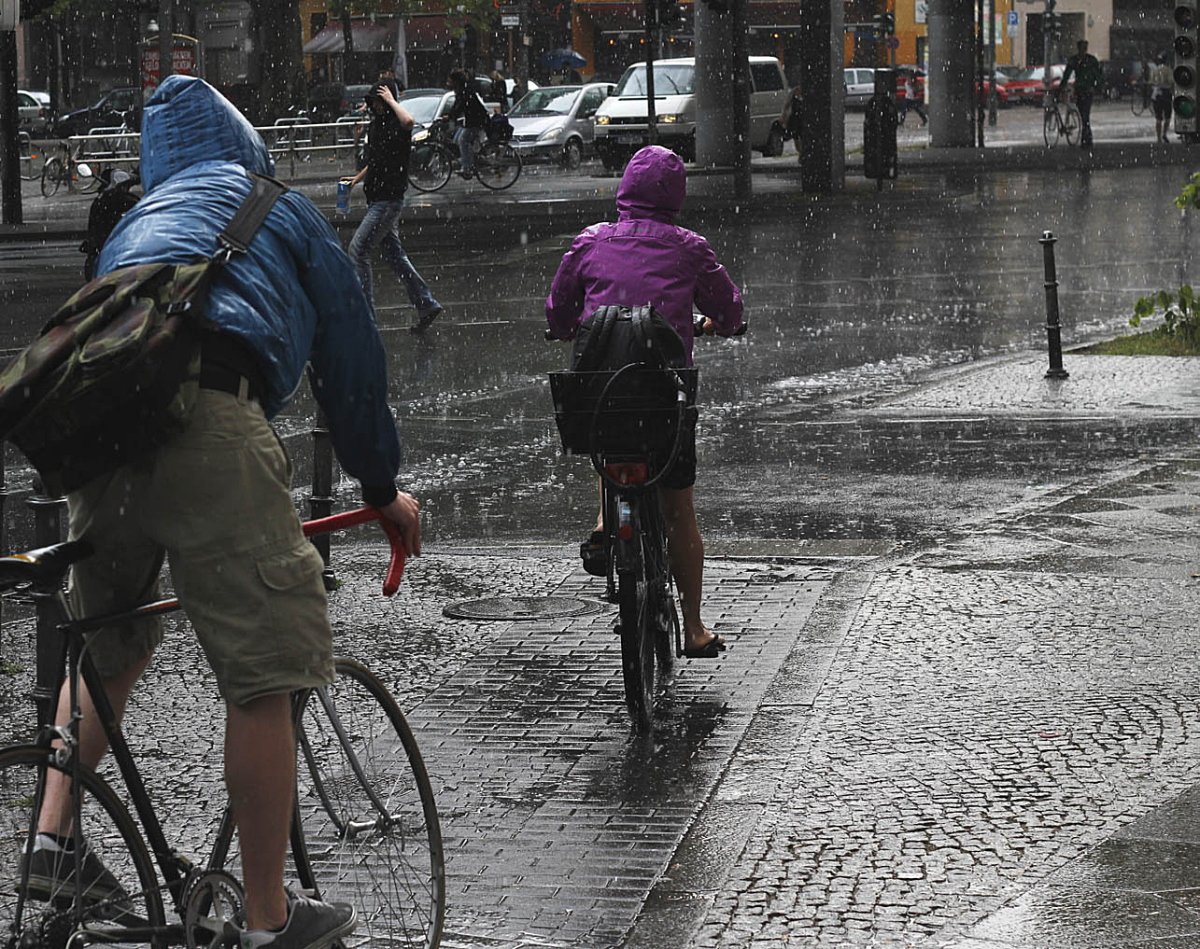 Faire du vélo sous la pluie