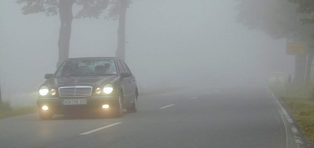 Voiture dans le brouillard